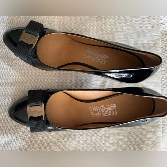 Ferragamo Black Patent Leather Pumps, Size 8 2A (Narrow) - Picture 8 of 15